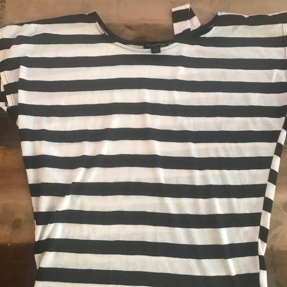 EUC TwentyOne Cold Shoulder Top